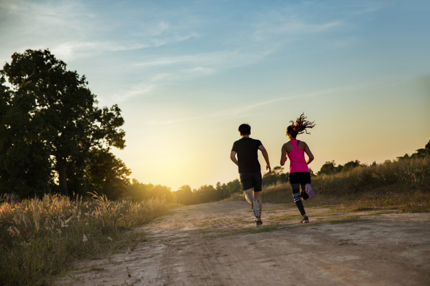 Correr con ayuda de los brazos