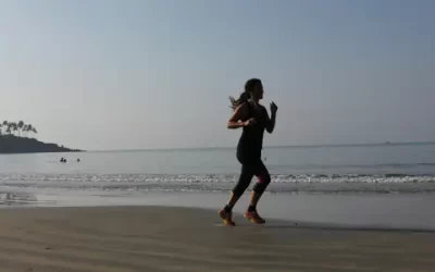 Correr en la playa: beneficios y riesgos de esta disciplina